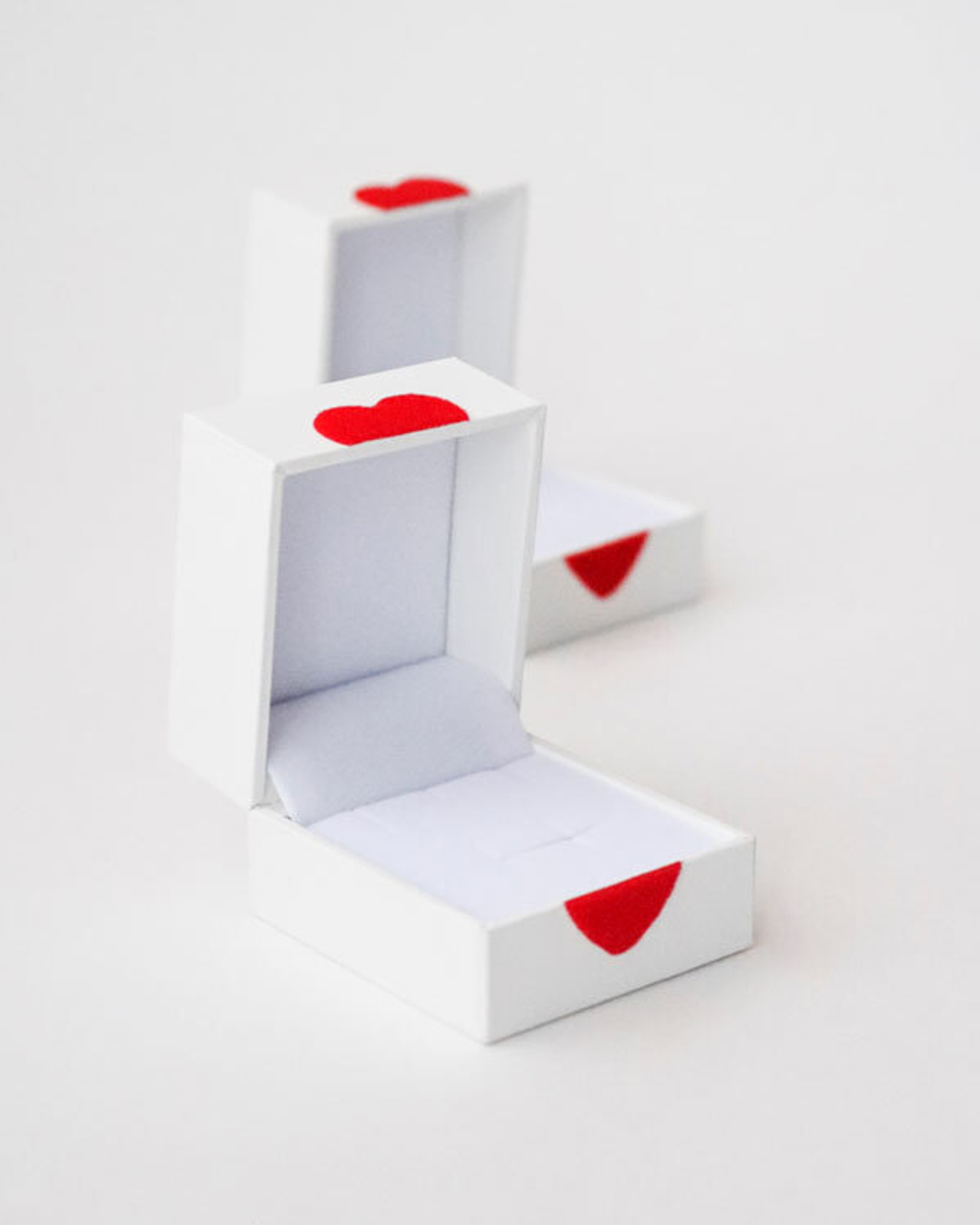 Футляр с флокированным сердечком под кольцо