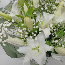 Ароматная лилия с гипсофилой