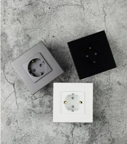 Розетка серая с заземлением и защитными шторками от детей, евророзетки