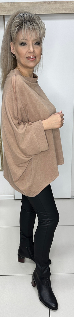 Нарядный блузон-туника с вынутыми швами