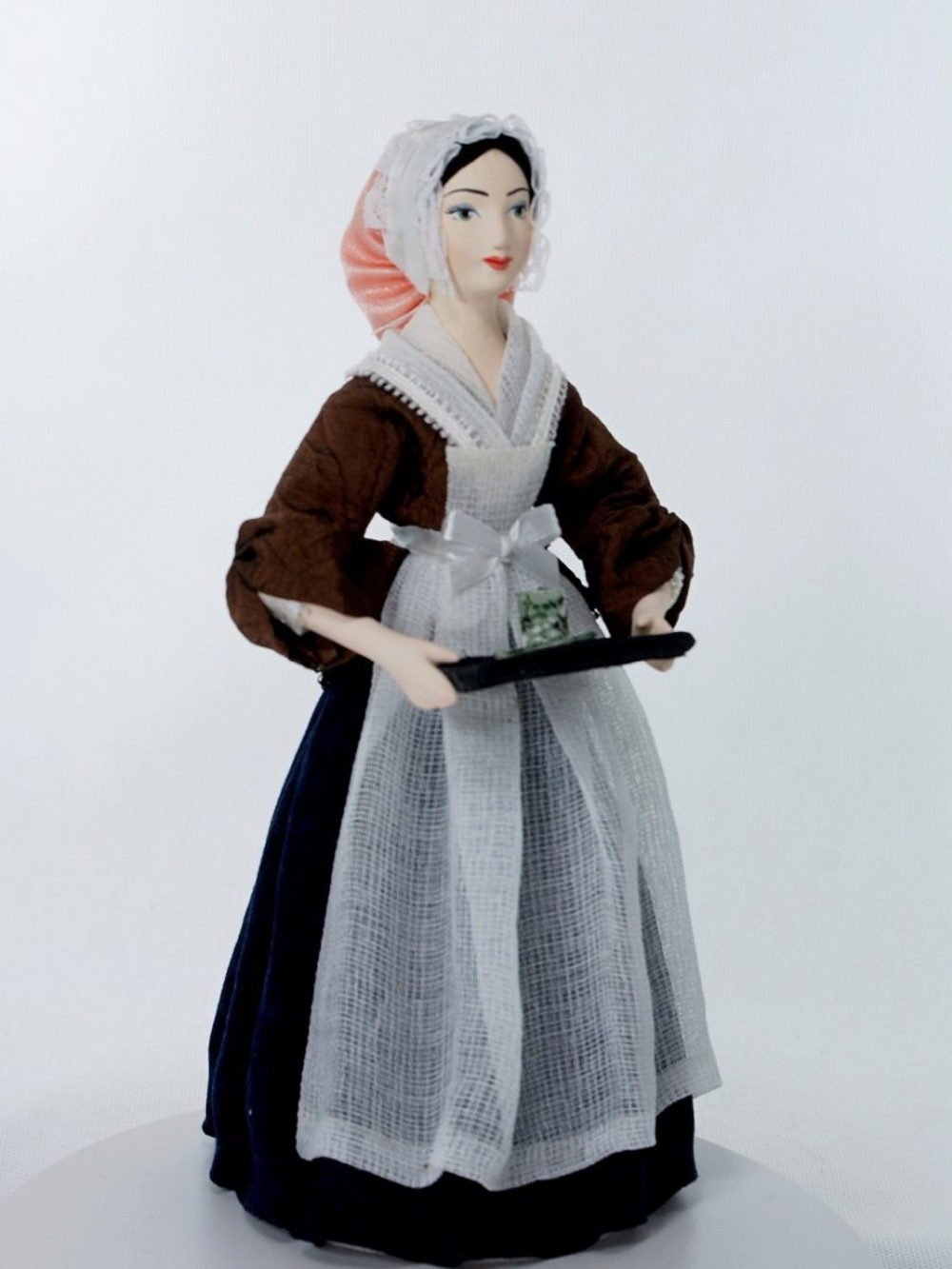 Кукла фарфоровая в костюме служанки 18 века Шоколадница Лиотара