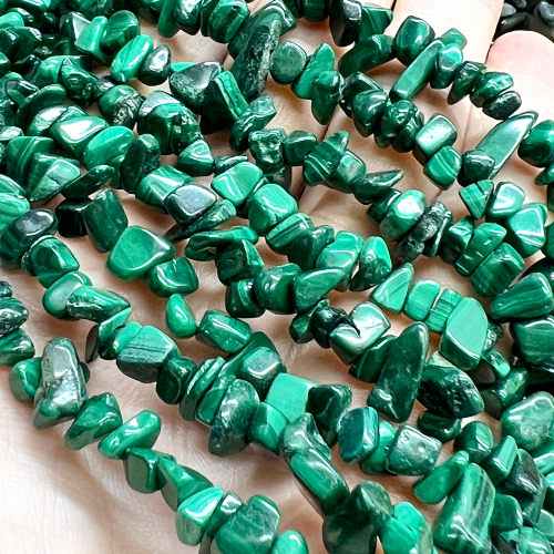 Малахит натуральный бусины крошка 5-8 мм, на нитке 80 см