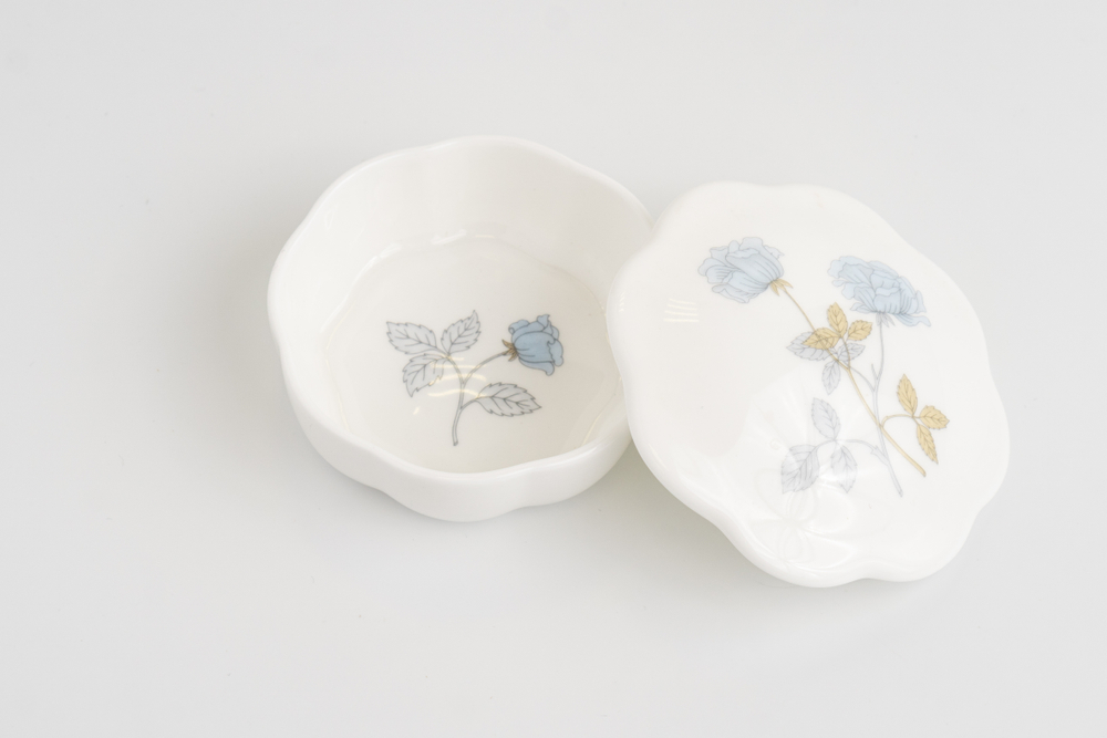 Шкатулка из костяного фарфора с росписью «Ледяная роза» (Ice Rose)