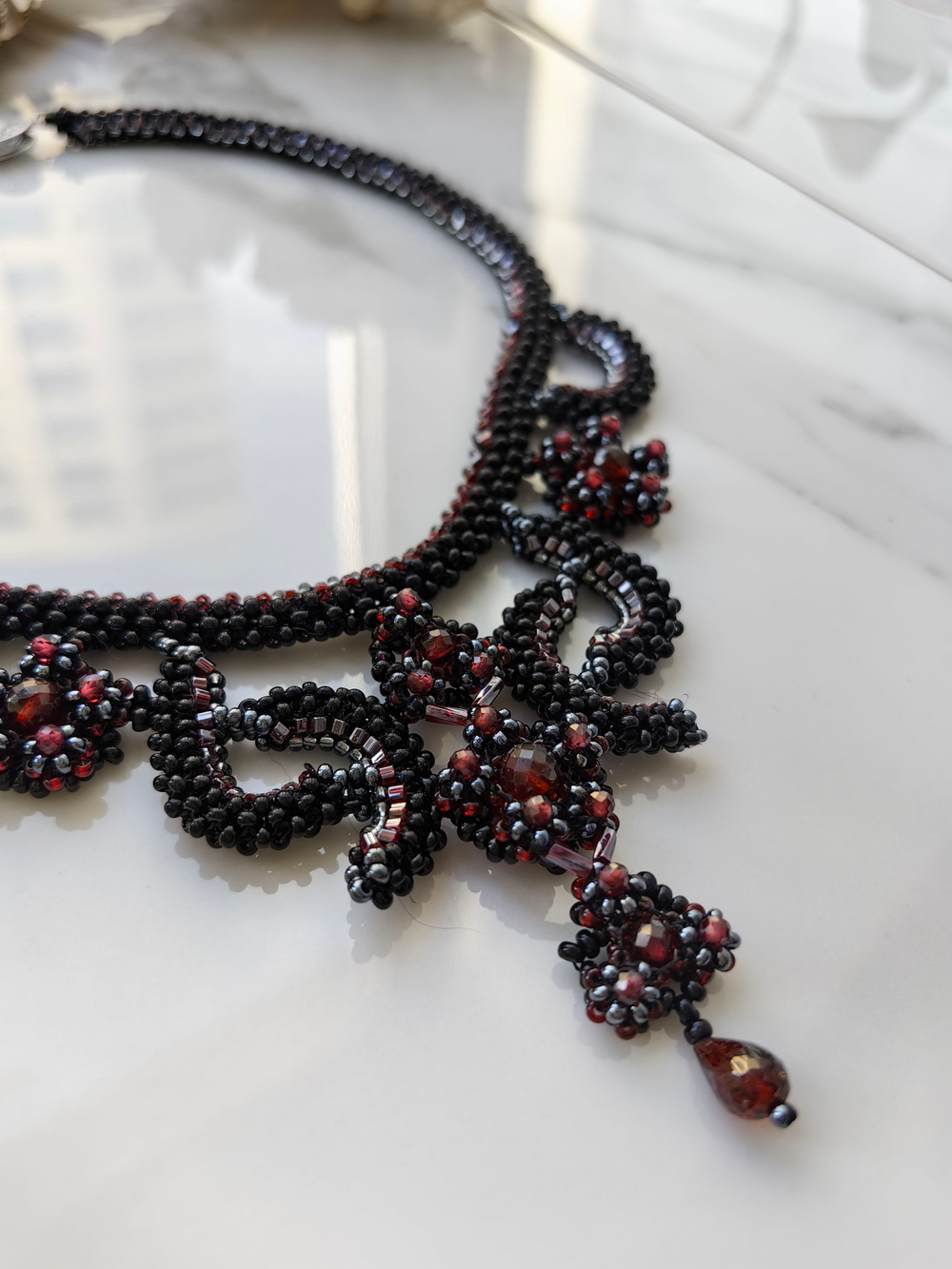 Колье "Вечер" ручной работы из бисера с камнем гранат (альмандин)