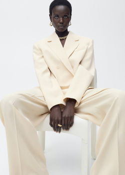 Костюмные брюки с широкими штанинами и защипами