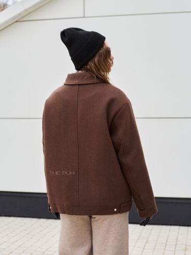 Коричневая куртка с меховым воротником