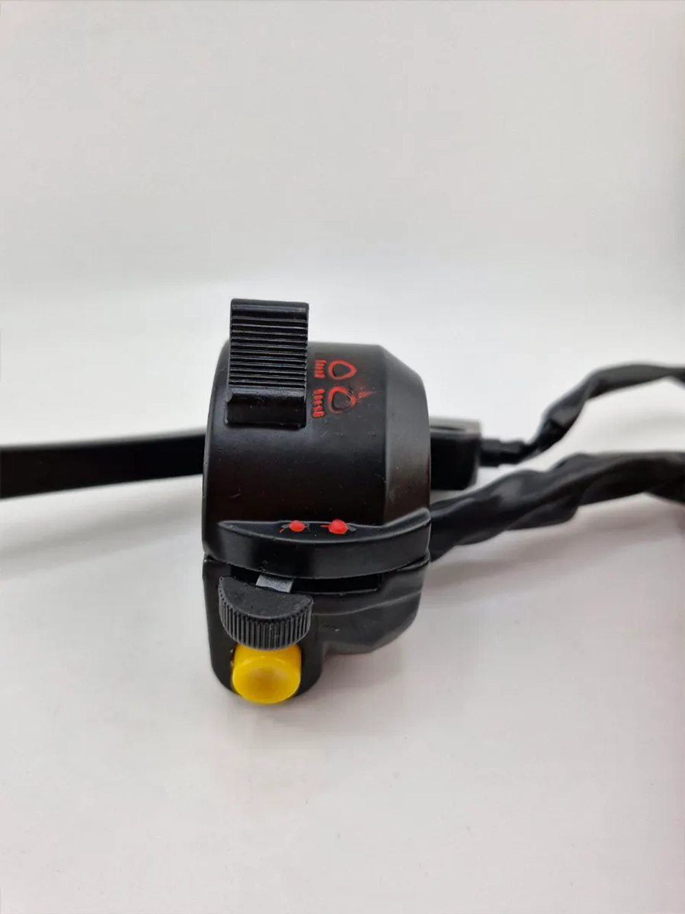 -- Переключатели на руль мотоцикла с рычагами тормоза/сцепления