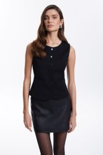 Приталенный жилет черный