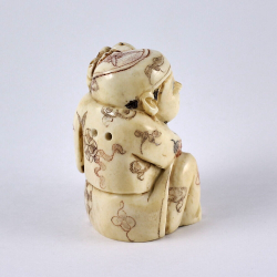 Нэцкэ Ребенок с корзиной фруктов на плече