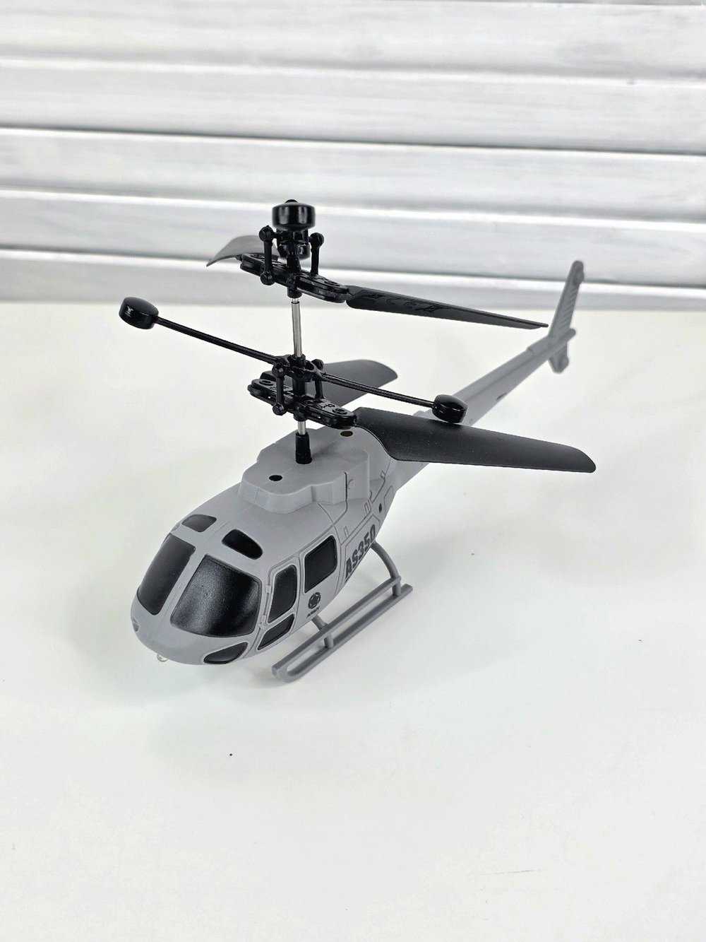 Игрушка Вертолет радиоуправляемый со световым эффектом (201709589)