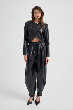 Комплект: укороченный жакет и брюки на резинке из экокожи