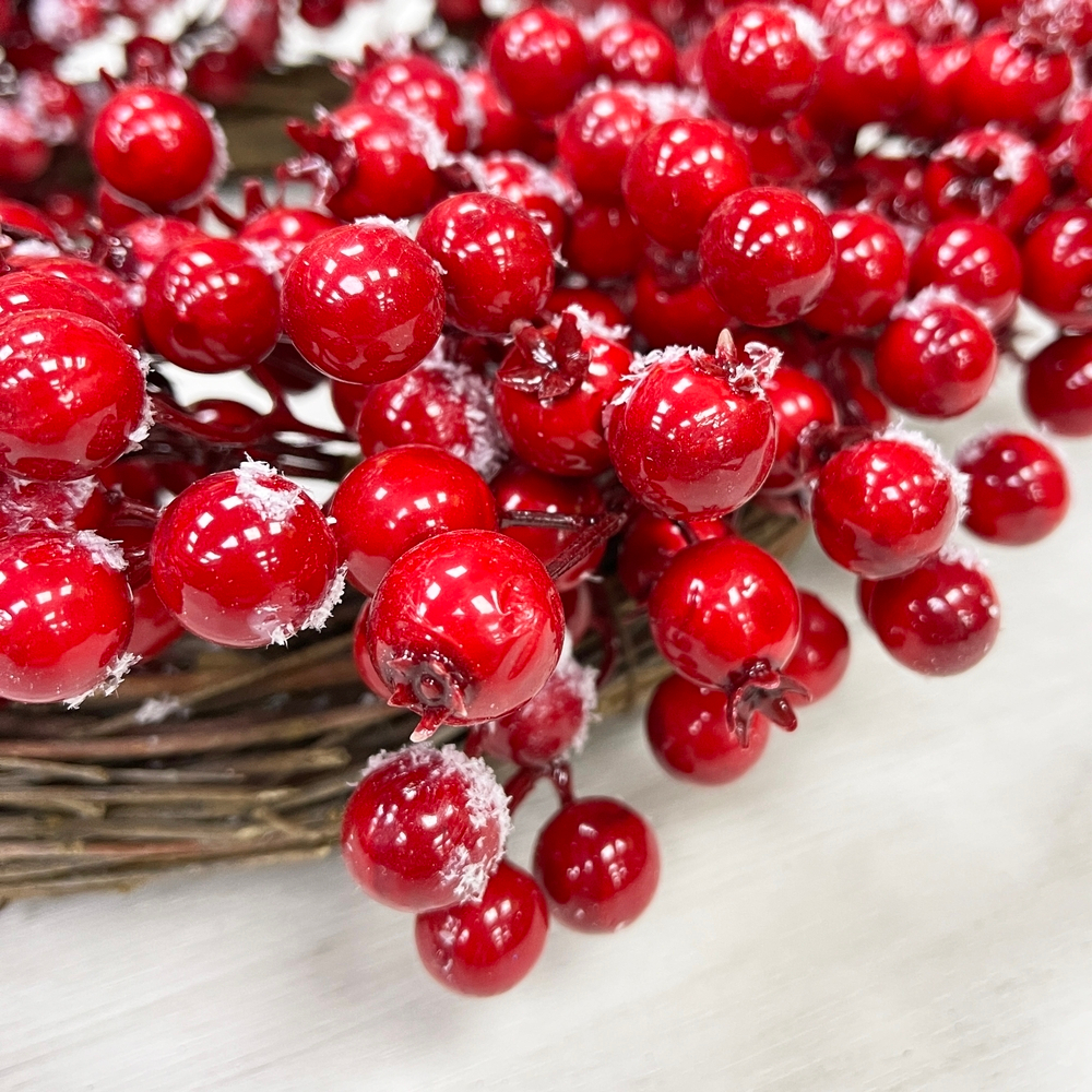 Венок из красных ягод 45см ChristmasDeLuxe заснеженный