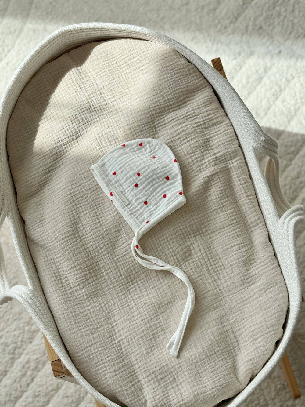 Комбинезон с рюшами и чепчик, Красные сердечки