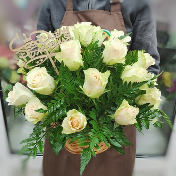 Корзина с 25 белыми розами (Кения 40 см)