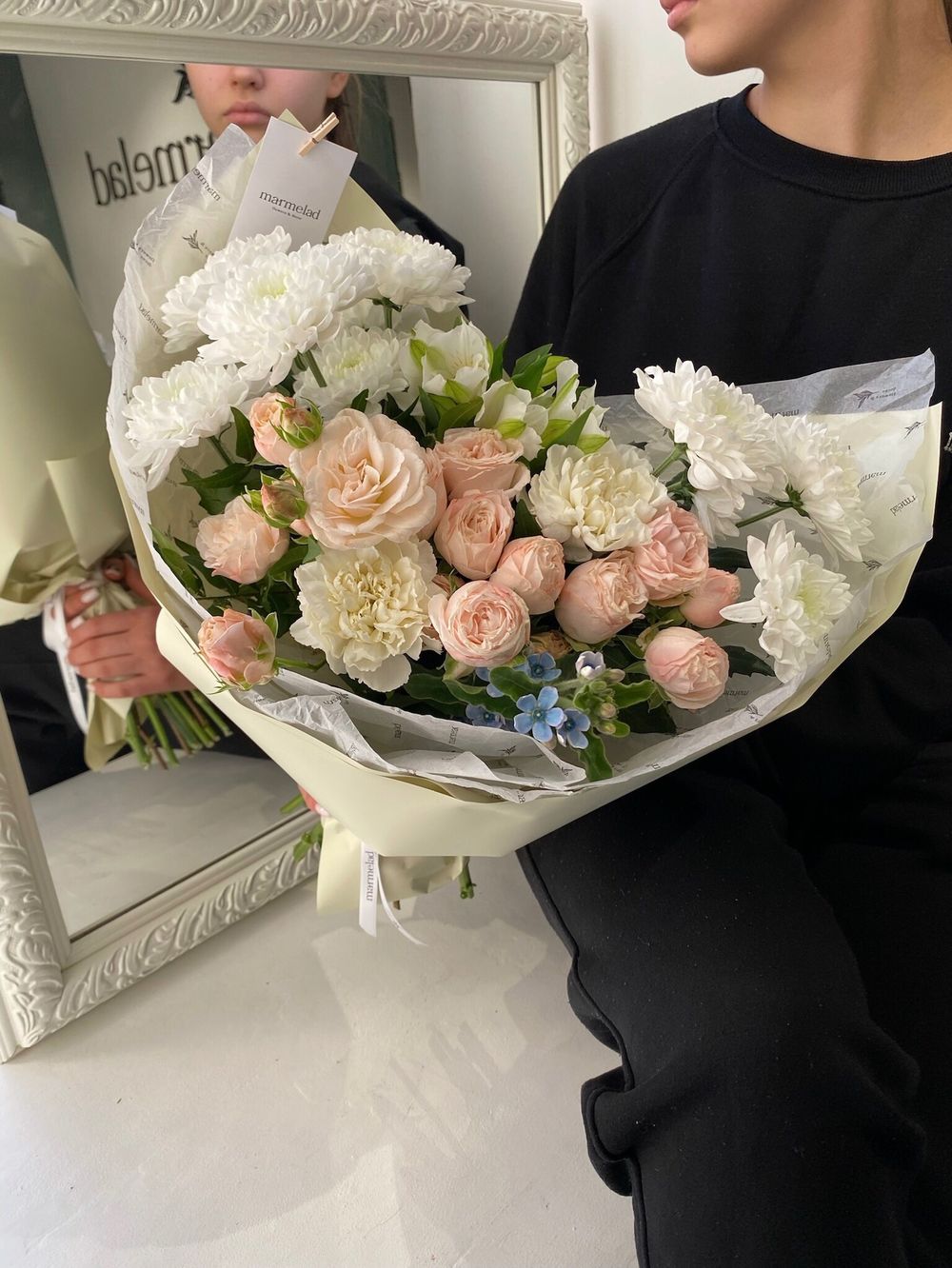 Сборный букет раскидистой формы с хризантемой и кустовой пионовидной розой в оформлении