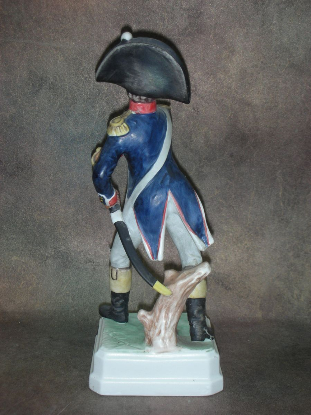 Статуэтка. Фарфор. Солдат Пехотный офицер 1812. Goebel. Германия