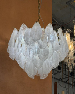 Подвесная люстра с каскадом полупрозрачных стеклянных лепестков,