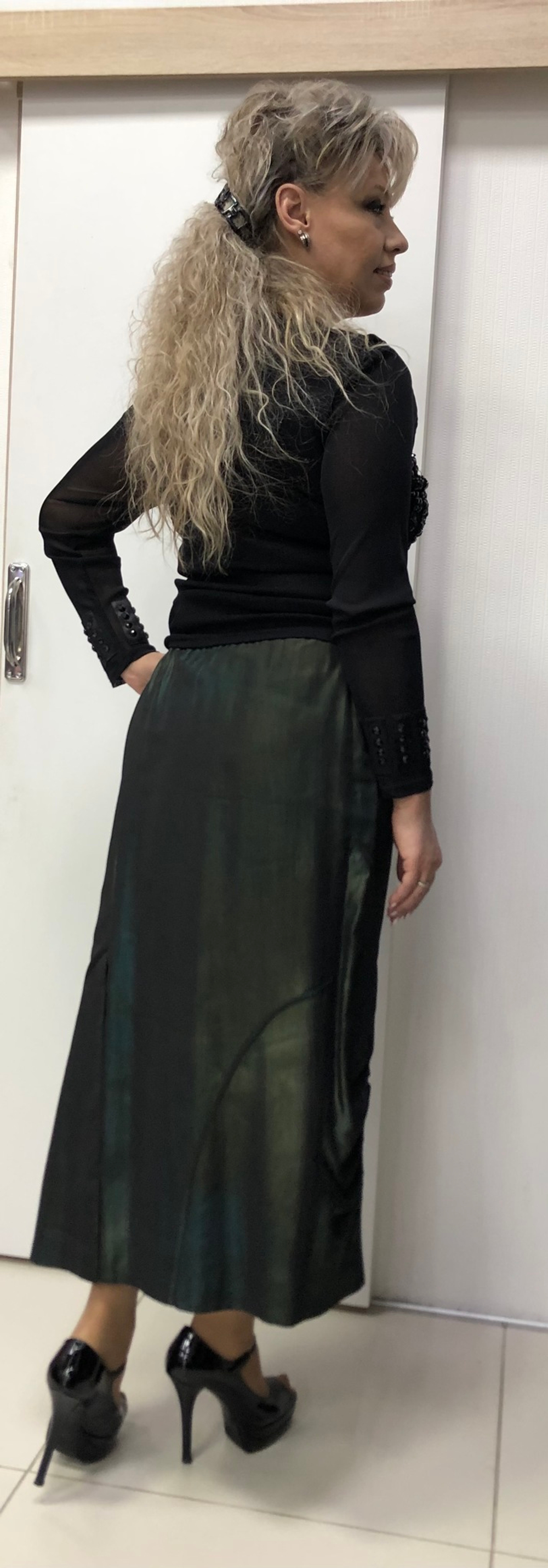 Темно-зеленая юбка с "переливом" цветов