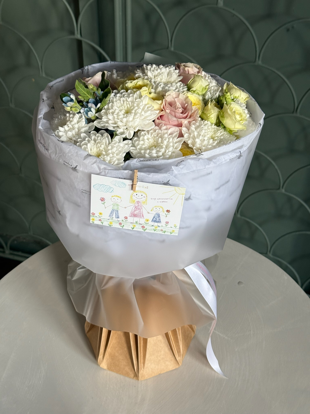 Букет из кустовых пионовидных роз, одноголовой розы, оксипеталума и хризантемы