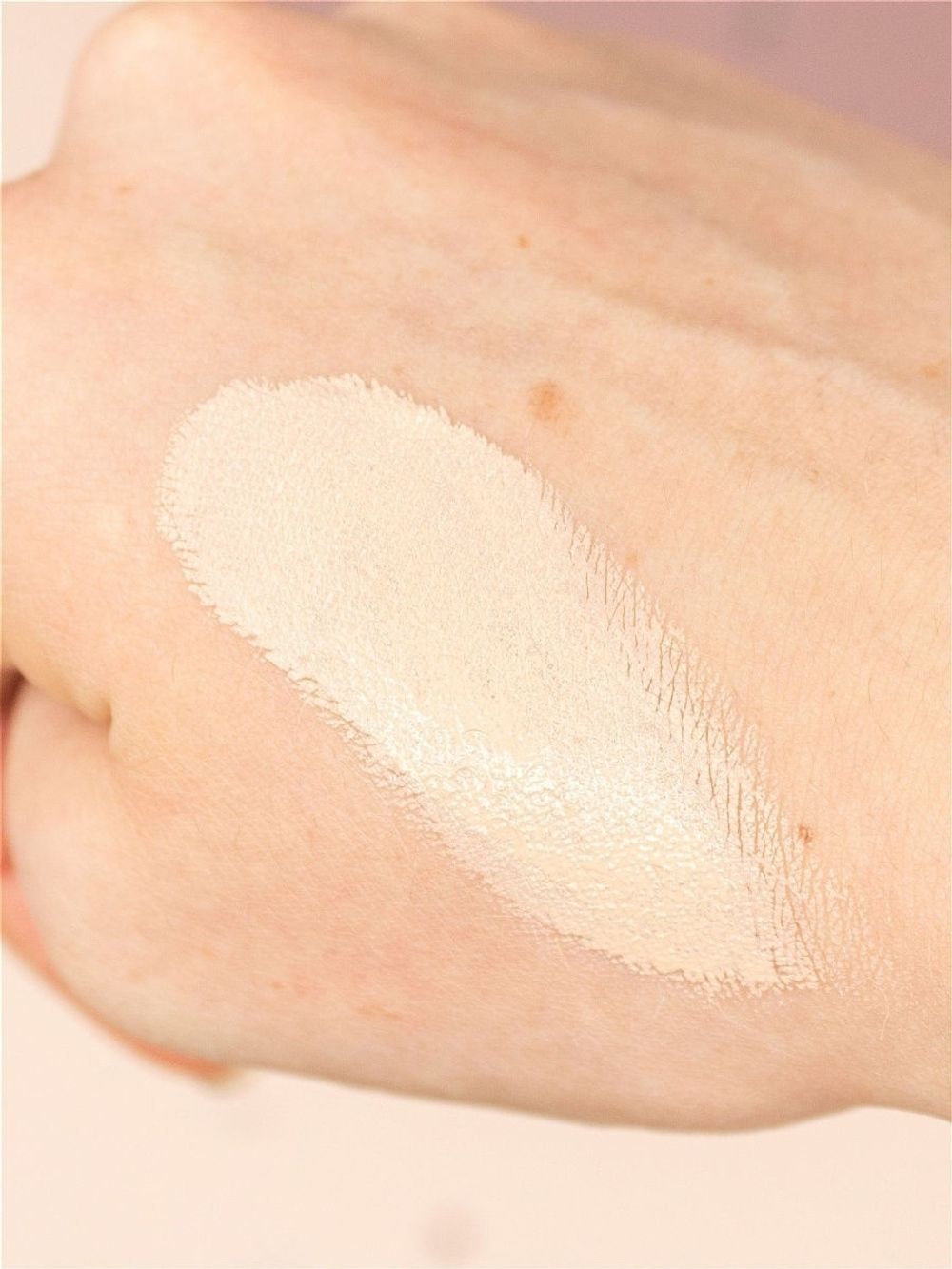 Тональная основа-кушон в оттенке Chupa chups Candy Glow Cushion - 1.0 IVORY