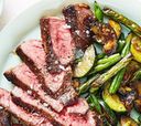 Обжаренный стейк с овощами и соусом из трав и горчицы Обжаренный стейк с овощами и соусом из трав и горчицы