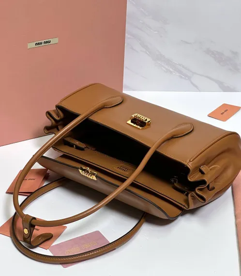 Cумку MIU MIU с двойной ручкой в коричневом цвете
