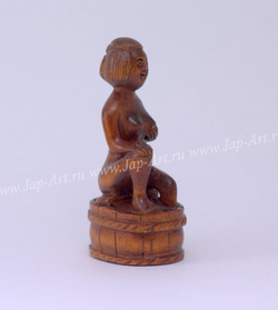 Нэцкэ Красавица моется в бочке