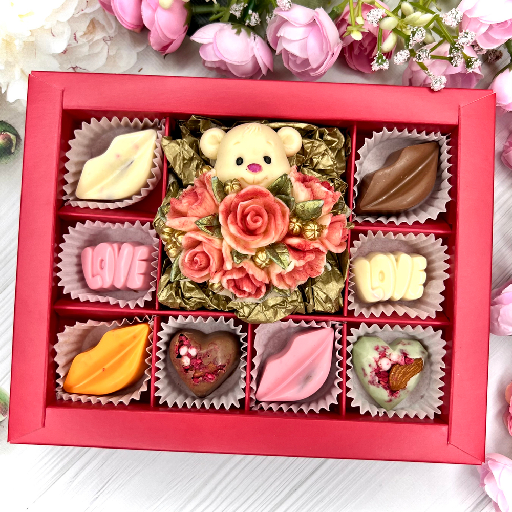 Шоколадный подарок "Мишка с розами" и 10 конфет ручной работы