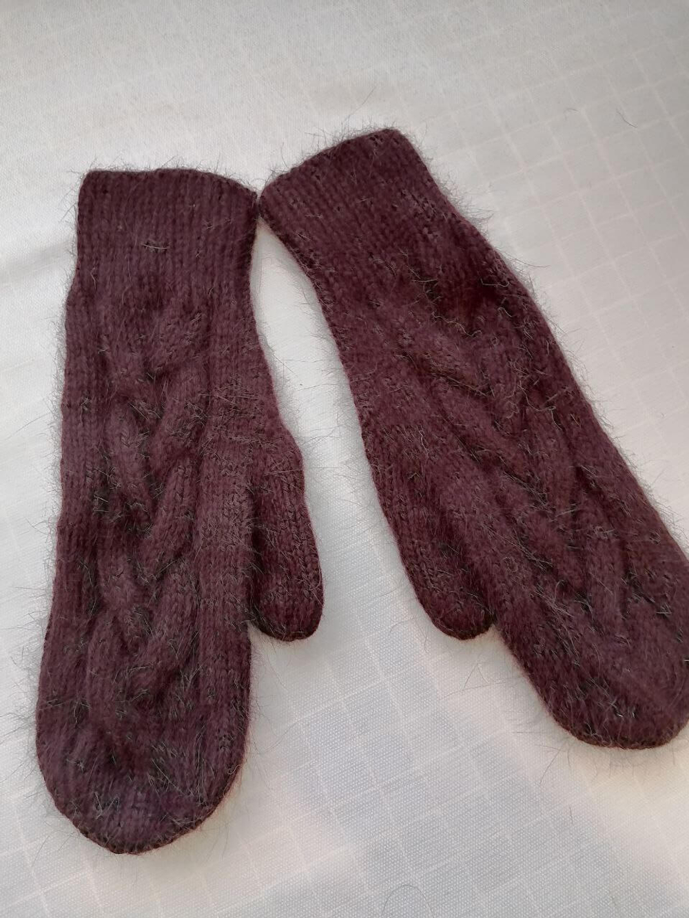 Варежки вязанные, женские.