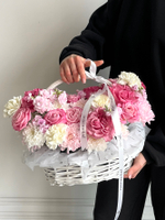 Цветочная корзина в розовых оттенках размер M