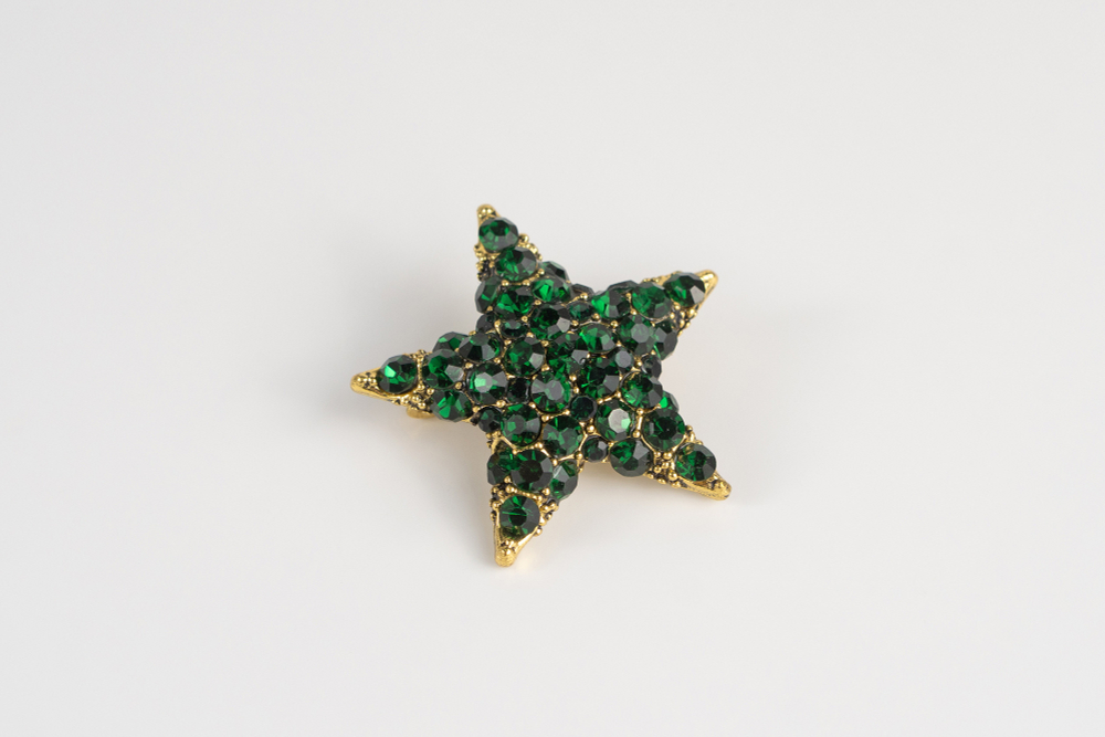 Ольга Солдатова. Брошь в виде пятиконечной звезды со вставками изумрудного цвета