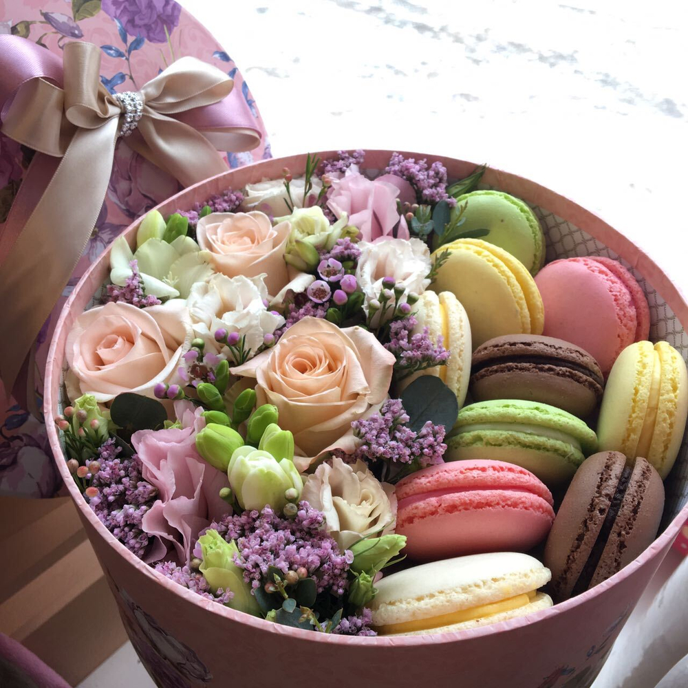 Коробочка с Макарон и цветами в нежной цветовой гамме
