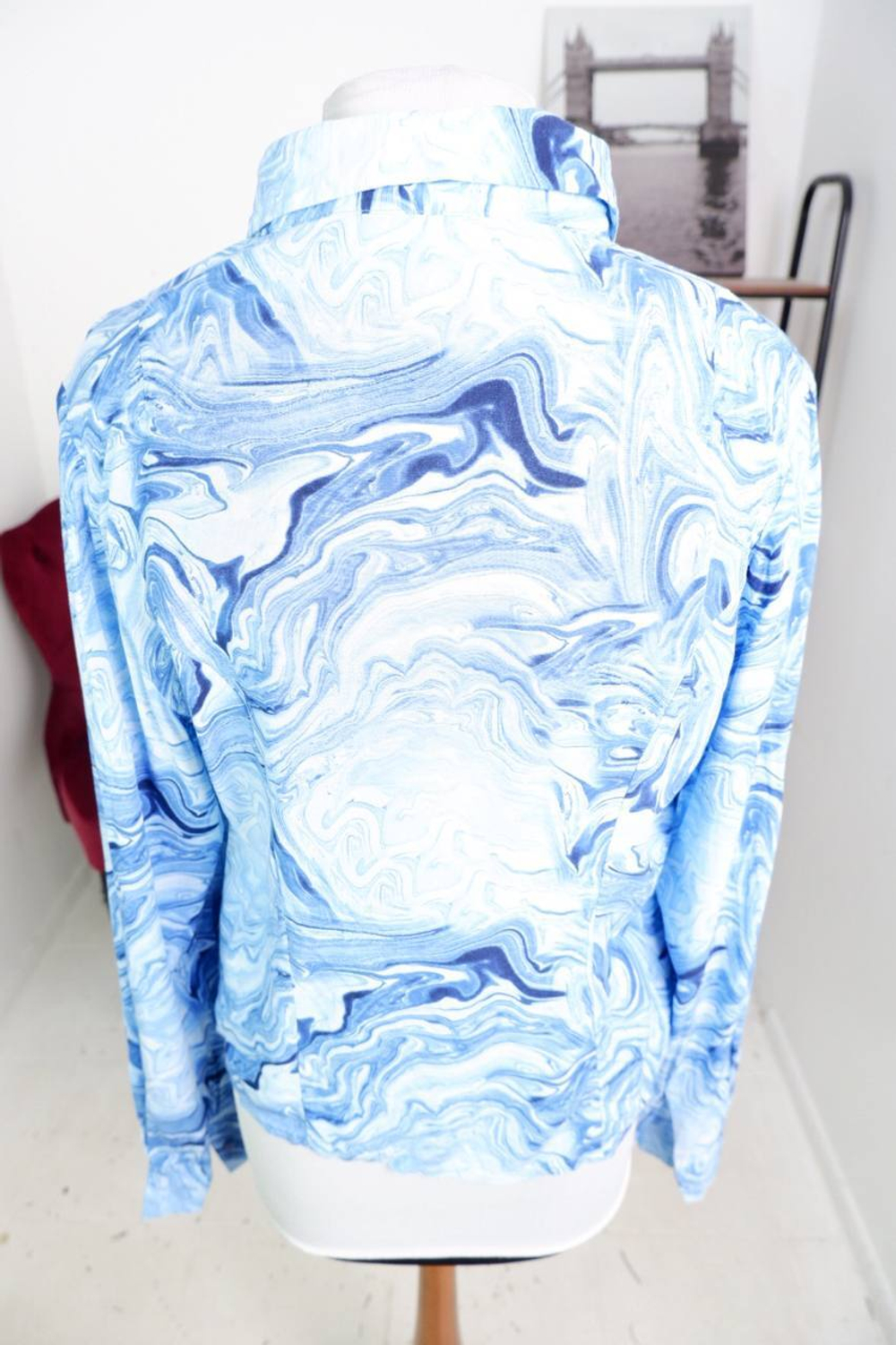 Блузка с красивым принтом, визуально на 46 размер