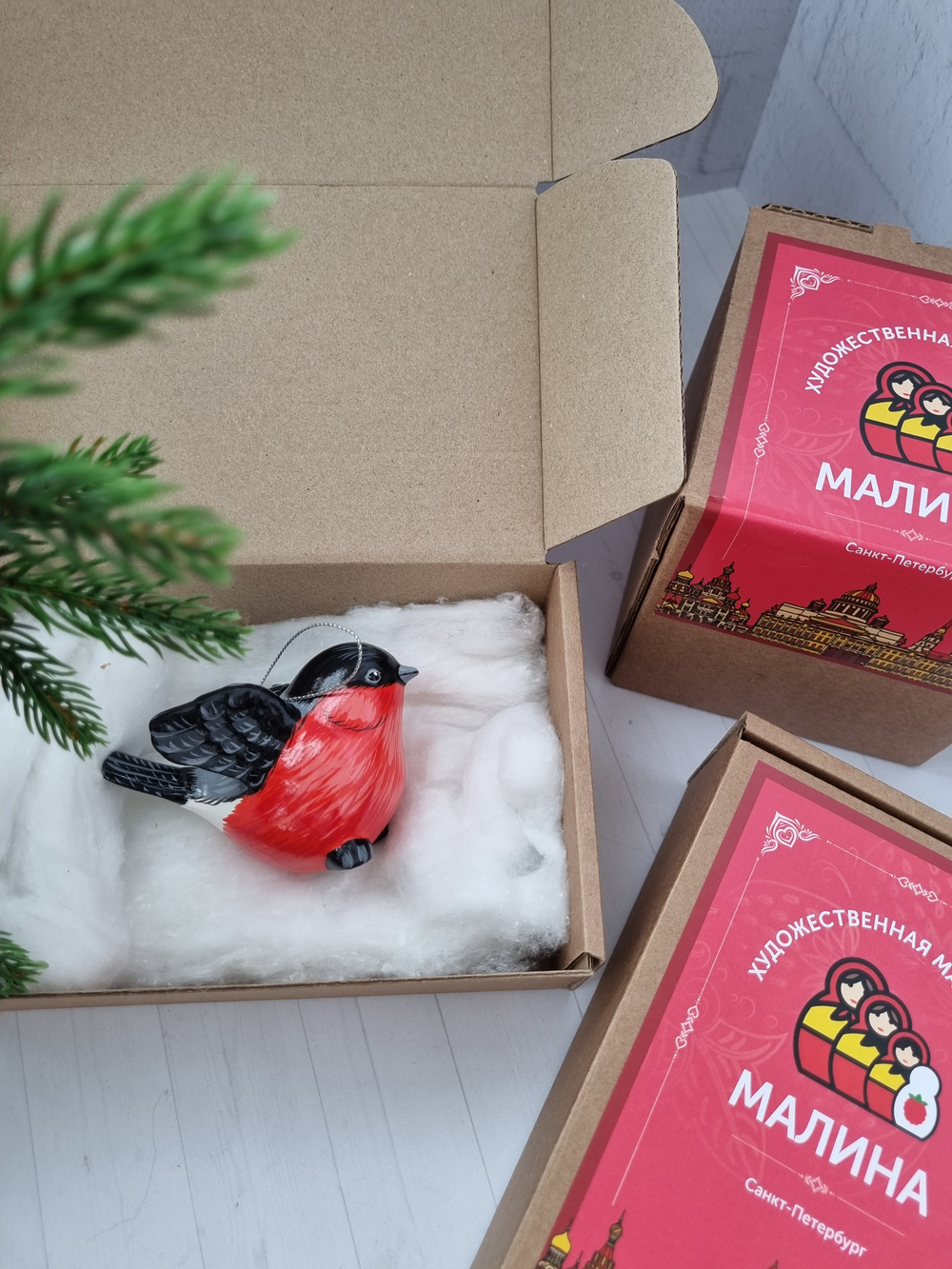 Фарфоровая игрушка "Снегирь"