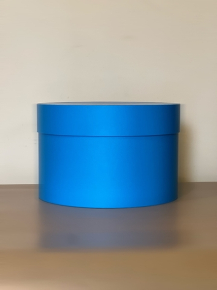 Короткая круглая коробка 22,5 см . Цвет:  Ярко голубой  .Розница 350 рублей .