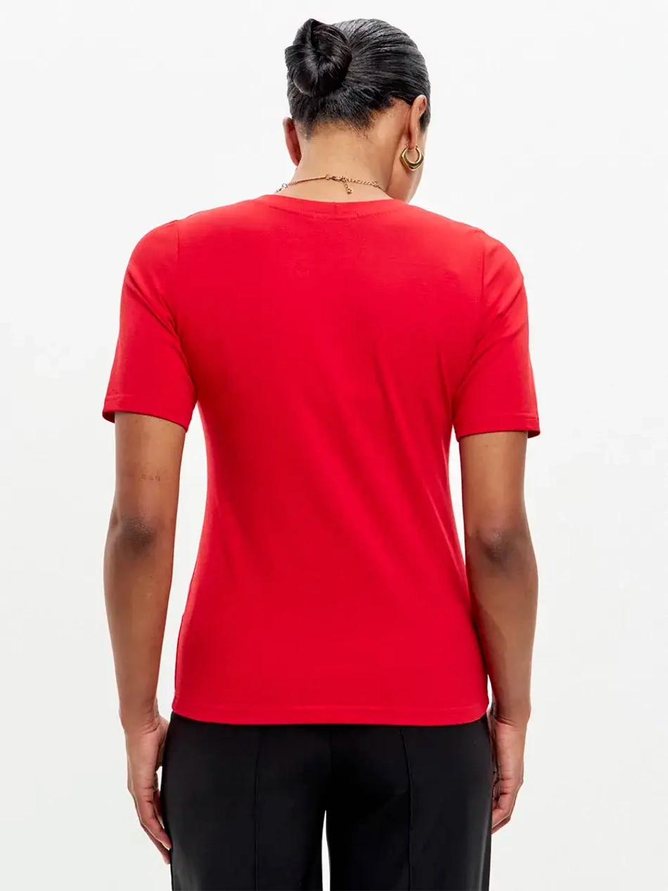 Футболка с глубоким вырезом