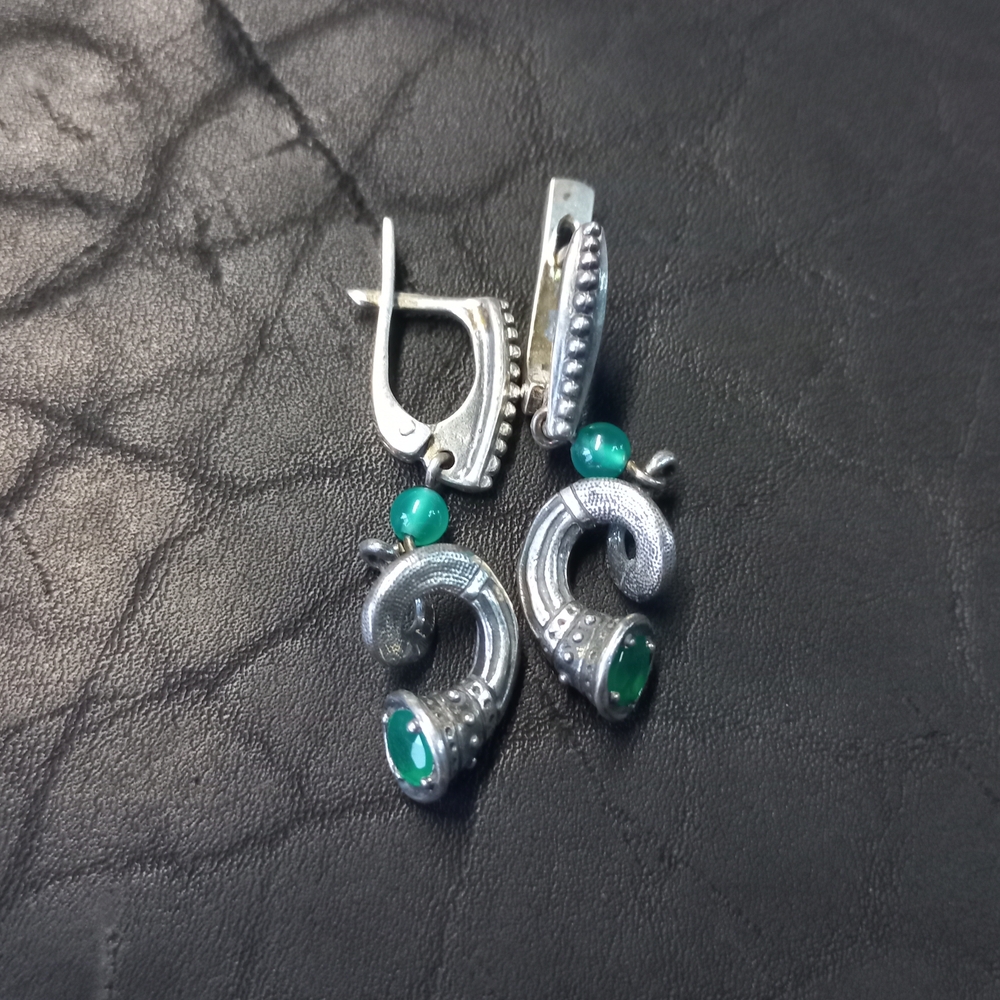 Серьги с швензой "Рог изобилия" с камнем.