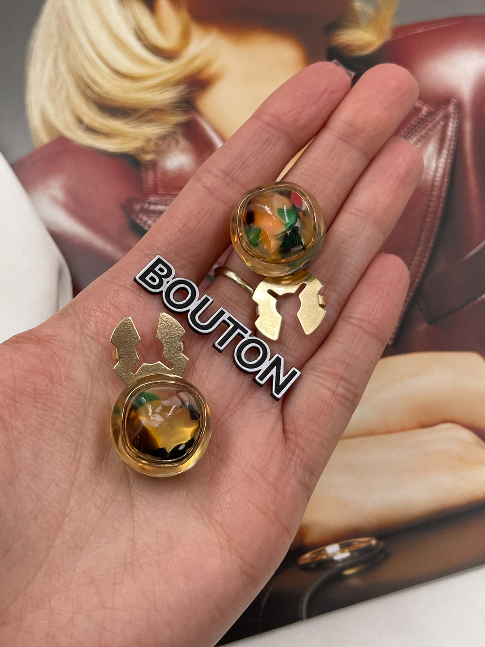 Накладка золотистая с зеленым, коричневым, синим камнем (разноцветная)