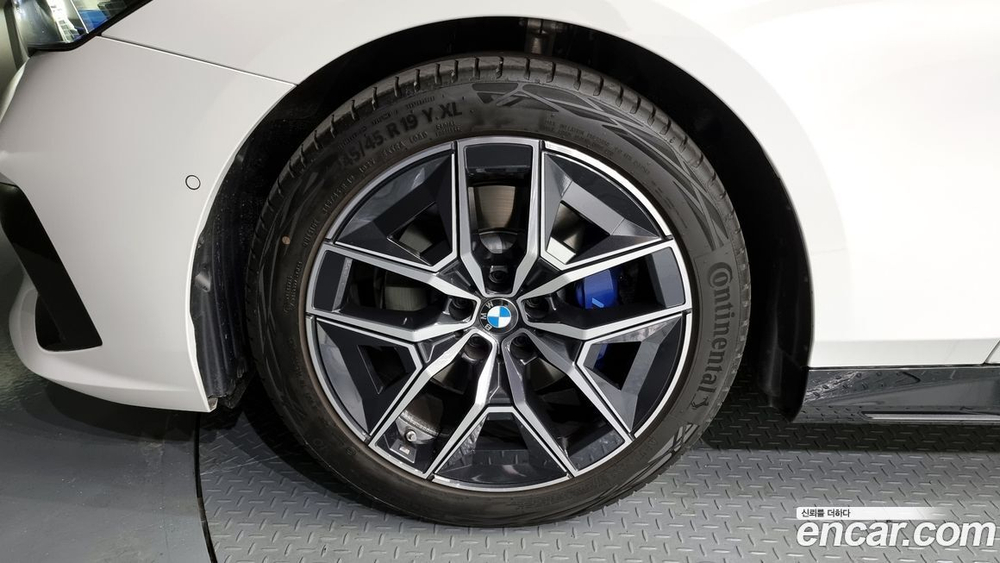BMW 5 Series (G60) 520i M Sports (02.2024)