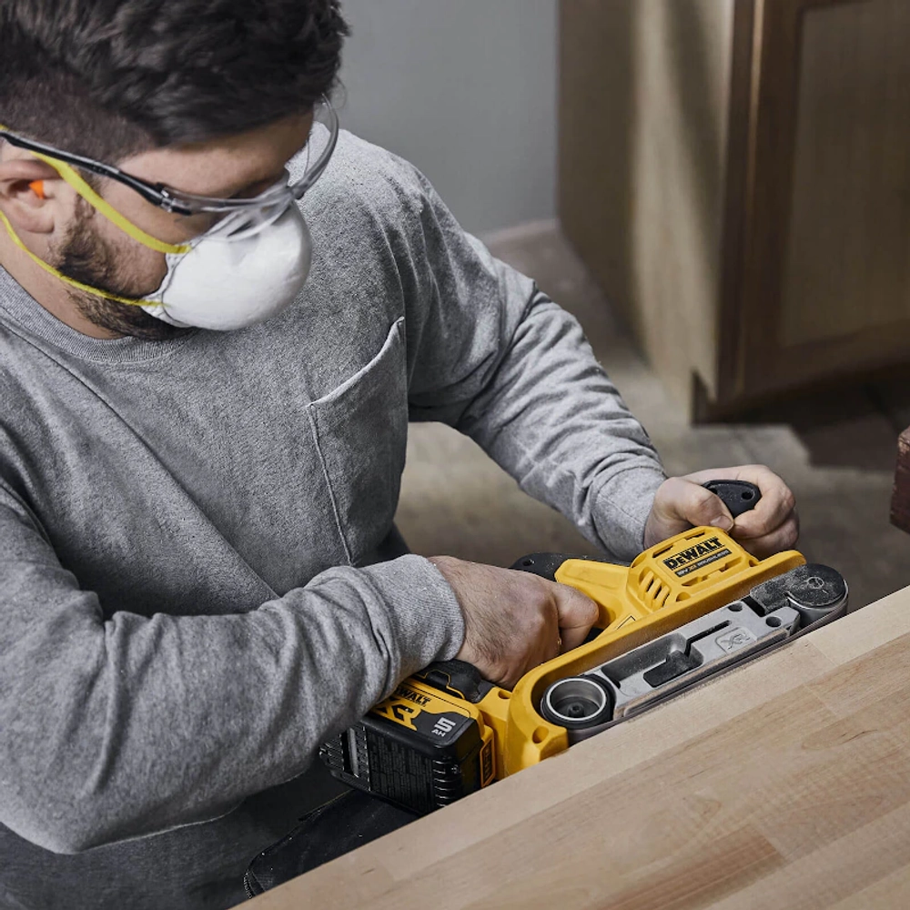DeWalt DCW220N-XJ аккумуляторная ленточная шлифовальная машина (без АКБ и ЗУ)