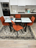 Стеклянный раздвижной стол "Итальянский мрамор" и стулья "ГУЧИ" оранжевый