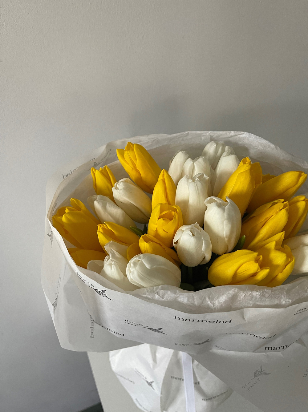 Букет из 35 белых и желтых тюльпанов