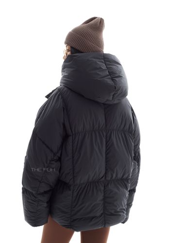 Объемный черный пуховик со съемной манишкой-капюшоном