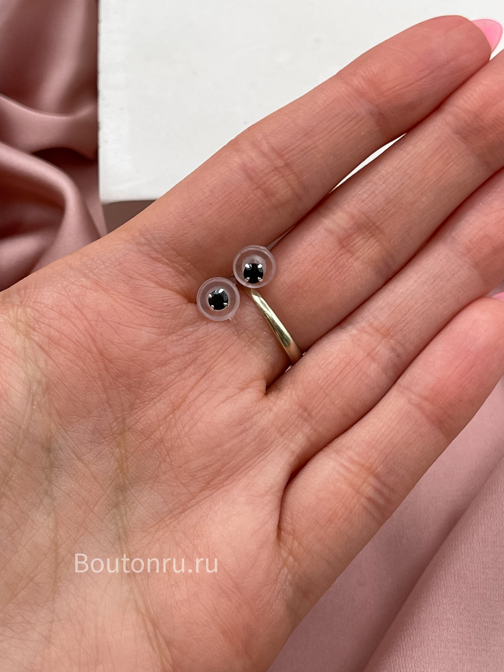 Серьги гвоздики серебристые с черным стразом