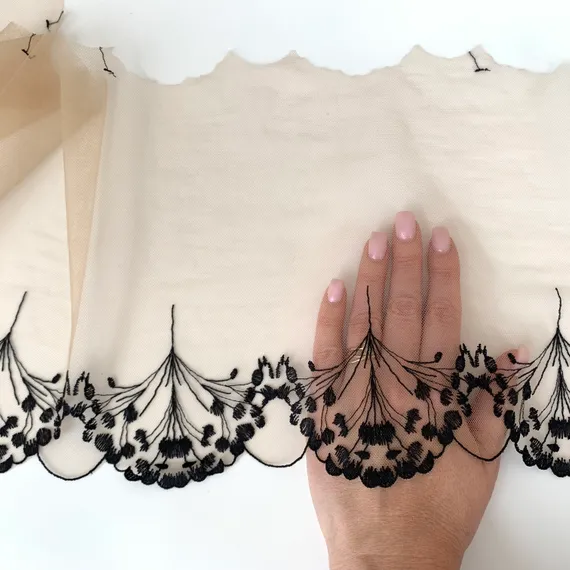 Вышивка на сетке телесная/черная 22 см