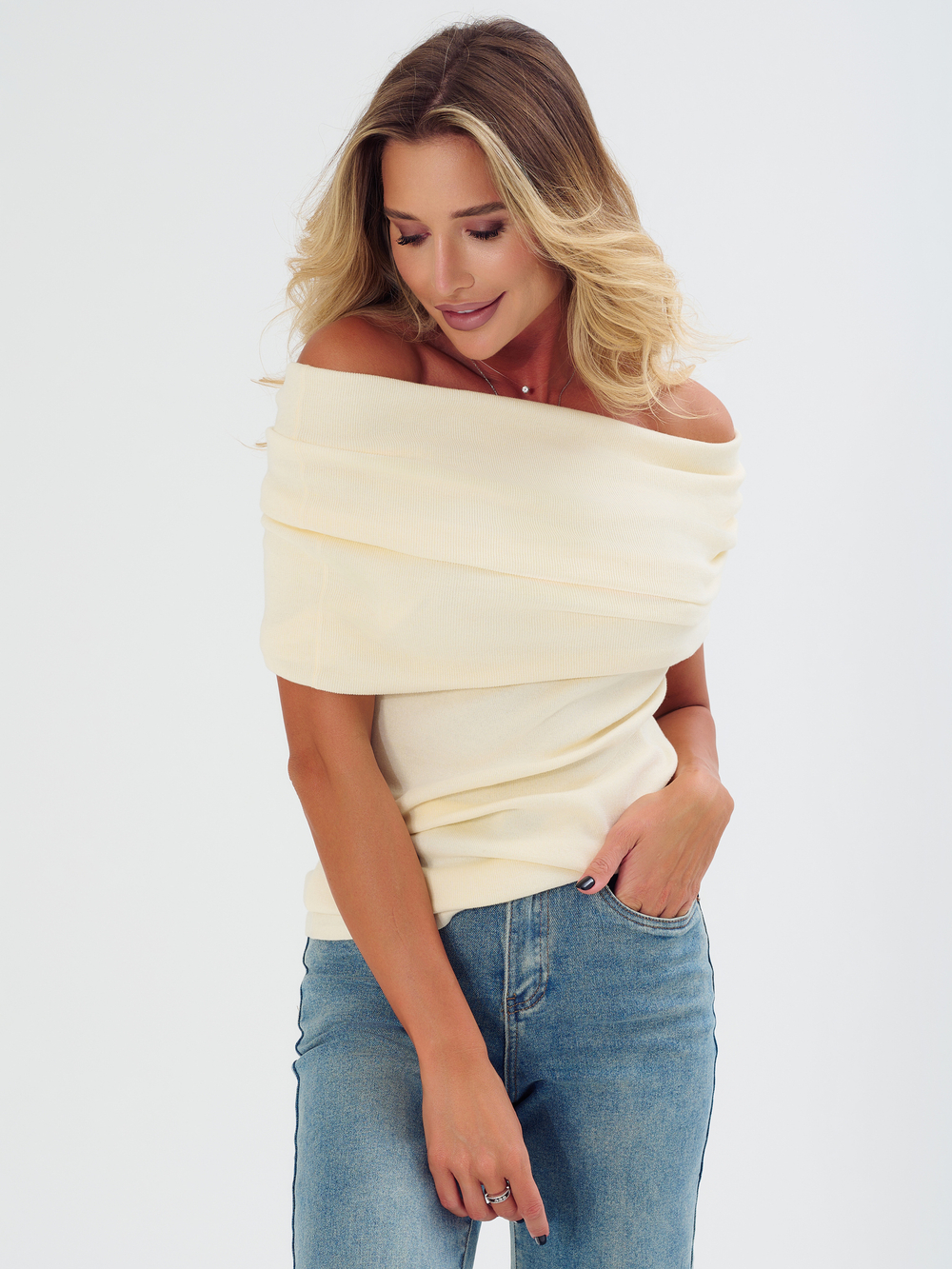 Женский молочный джемпер с воротом труба и короткими рукавами