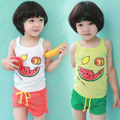 Костюм из майки с принтами фруктов и однотонных шорт