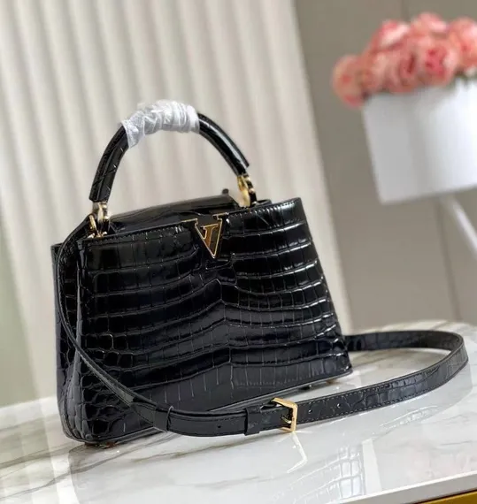 Сумка Louis Vuitton Capucines BB женская черный