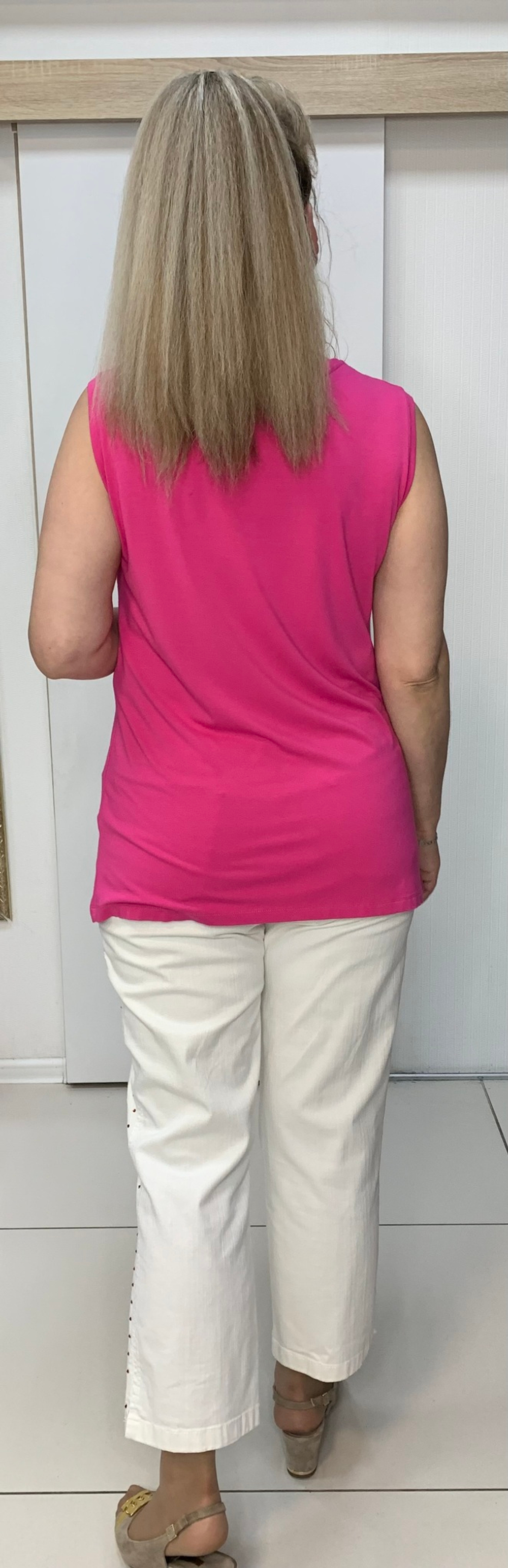 Яркая футболка-майка с  принтом из прозрачных камушков