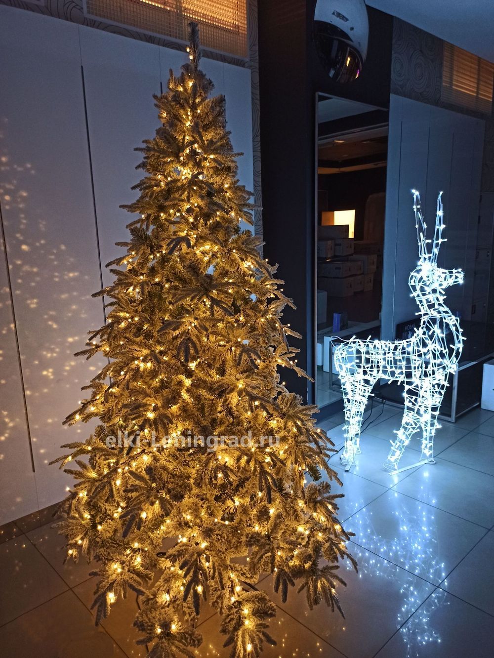 Заснеженная ель с гирляндой «Форесто» теплый свет (Литая+пвх) 210 см / 2,1 м